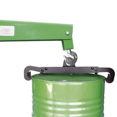 Suspensão metálica verde segurando um tambor verde cilíndrico com ganchos pretos
