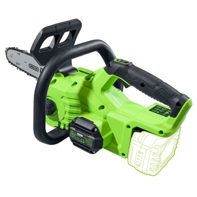 Motosserra elétrica verde e preta com corrente de aço