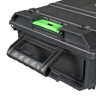 Caixa porta-ferramentas preta com botão verde e pega dobrável