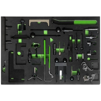 Conjunto de ferramentas metálicas organizadas em placa preta e verde