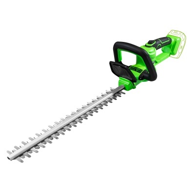 aparelho aparador de sebes elétrico verde e preto com lâmina metálica longa