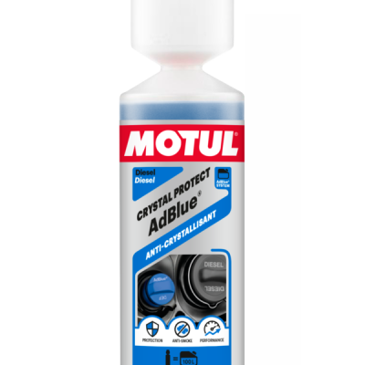 Frasco branco com tampa vermelha e líquido azul rotulado Motul AdBlue