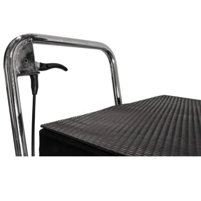 Mesa ou carrinho metálico com superfície texturizada preta e alavanca preta