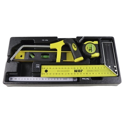 Conjunto de ferramentas organizadas numa caixa preta