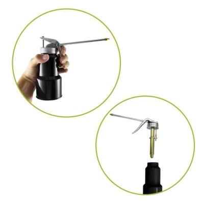 óleo de máquina preto com bico metálico, visto em duas imagens circulares