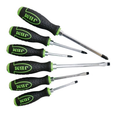 Conjunto de seis chaves de fendas com cabos pretos e verdes e marca JBM