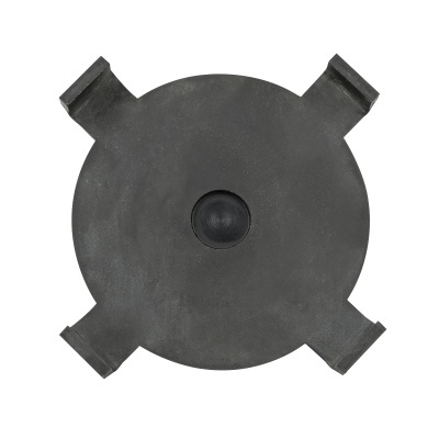 Peça circular preta com quatro prolongamentos e detalhe central