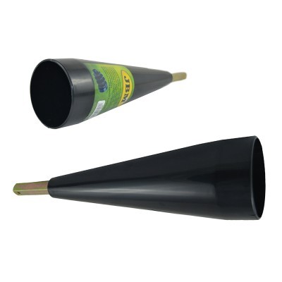 Funil preto de plástico com haste metálica, um com etiqueta verde e imagens de uvas