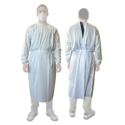 Pessoa vestindo bata protetora branca com abertura nas costas, máscara e calçado branco