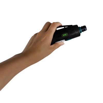 Mão segurando peça preta com inscrição verde XCEL