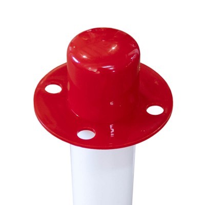 Tampão plástico vermelho com três furos montado sobre tubo branco cilíndrico