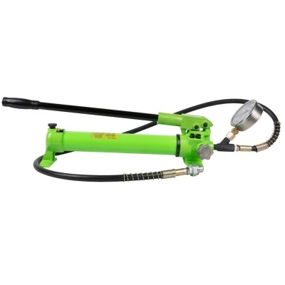 Bomba hidráulica manual verde com manómetro e mangueira preta.