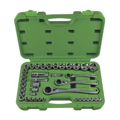 Conjunto de ferramentas com chaves de catraca numa caixa verde aberta