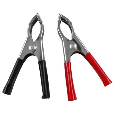 Par de garras metálicas com cabos isolantes preto e vermelho