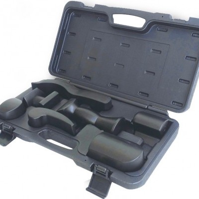 Estojo de plástico cinzento aberto com peças pretas moldadas no interior