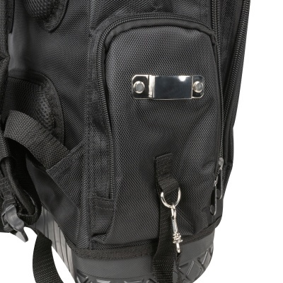 Mochila preta com detalhes metálicos e base texturizada