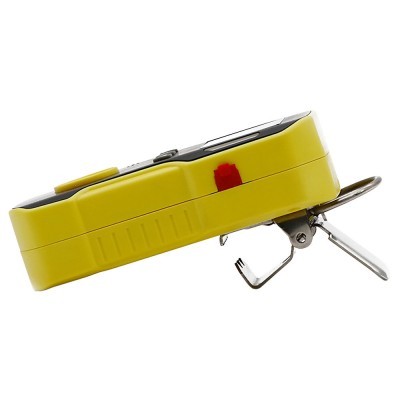 Dispositivo portátil amarelo com ferramentas metálicas em fundo branco