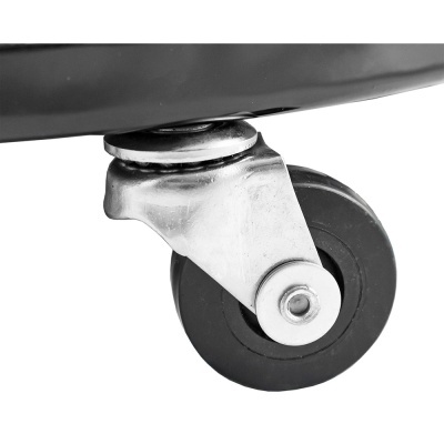 Roda preta com estrutura metálica prateada sob superfície preta