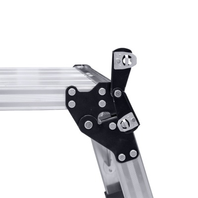 Cantoneira preta com parafusos em estrutura de alumínio prateado