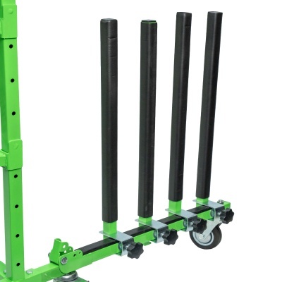 Suporte verde de metal com quatro hastes pretas acolchoadas e rodas