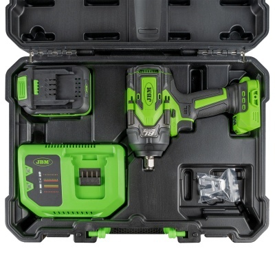 Conjunto de parafusadeira de impacto JBM verde e preta com acessórios em estojo preto