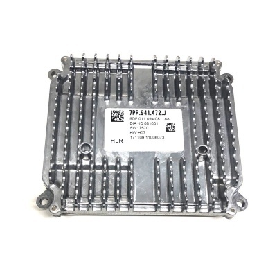 Módulo eletrónico retangular prateado com etiqueta e aletas.