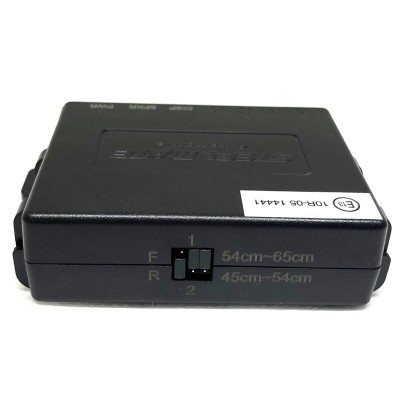 Dispositivo eletrónico preto com etiquetas e texturas em fundo branco