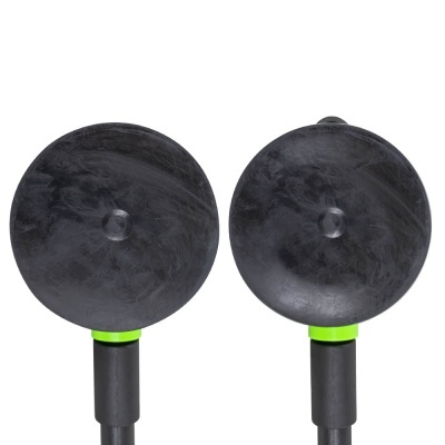 Par de microfones ou dispositivos circulares pretos com detalhe verde.