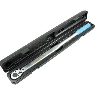 Torquímetro metálico prateado com pega azul claro em estojo preto de plástico