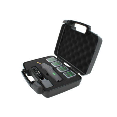 Mala preta aberta com ferramentas eletrónicas e acessórios organizados no interior acolchoado