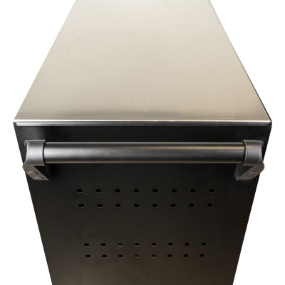 Móvel metálico preto com alça tubular e tampo bege.