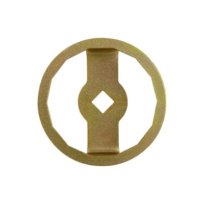 Anel de metal dourado circular com recorte quadrado no centro