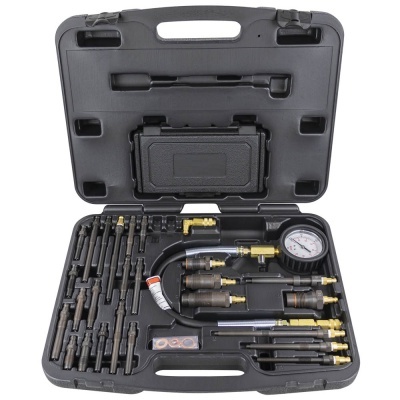 Conjunto de ferramentas de diagnóstico automóvel numa mala preta com peças metálicas e medidor.