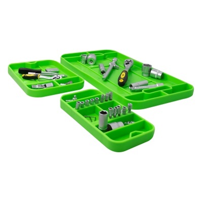 Conjunto de ferramentas com bandejas verdes e várias peças metálicas