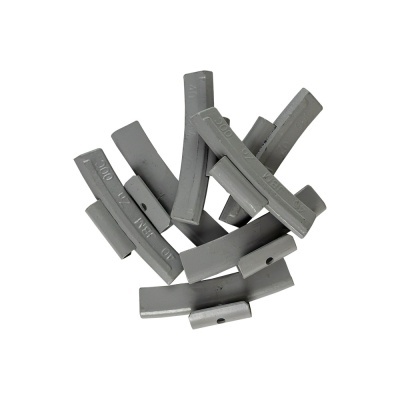 Pastilhas cinzentas retangulares com orifício lateral em fundo branco