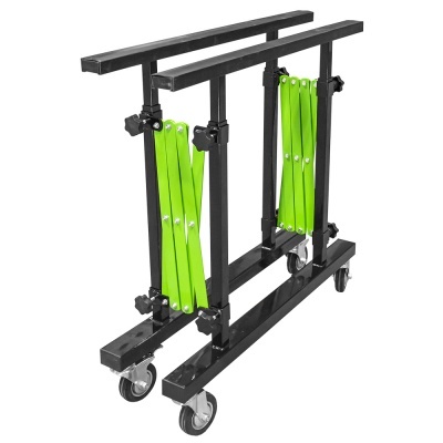 Estrutura metálica dobrável preta com barras cruzadas verdes e quatro rodas.