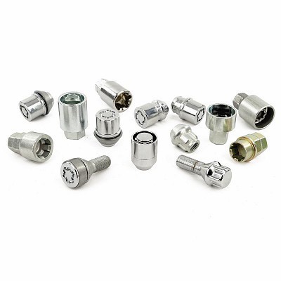 Parafusos e porcas de segurança metálicos variados sobre fundo branco.