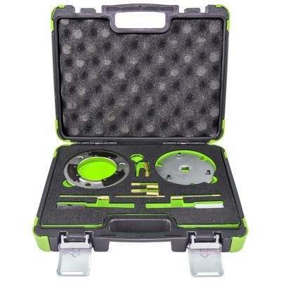Conjunto de ferramentas metálicas em caixa rígida preta com detalhes verdes