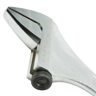 Chave inglesa ajustável de metal prateado