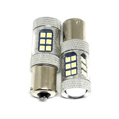 Duas lâmpadas LED metálicas prateadas com luzes quadradas amarelas