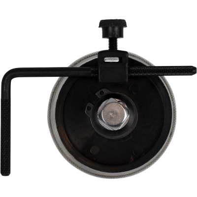 Ferramenta circular metálica com parafuso superior e peça em L preta