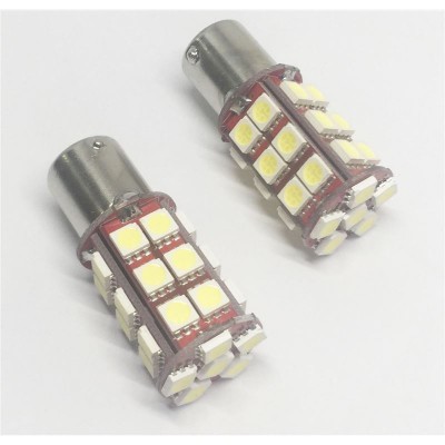 Duas lâmpadas LED com múltiplos leds pequenos em base metálica e corpo vermelho