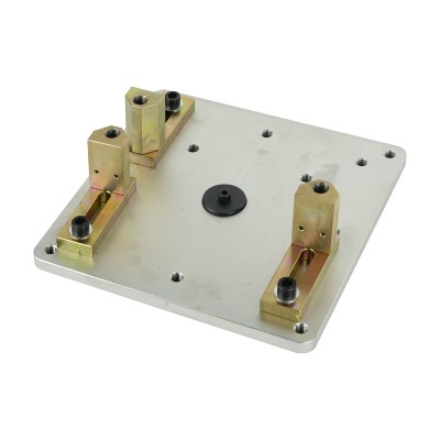 Placa metálica quadrada com suportes dourados e parafusos pretos