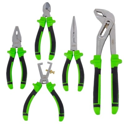 Conjunto de cinco alicates metálicos com cabos preto e verde
