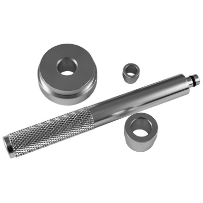 Conjunto metálico com peças cilíndricas e disco prateado em fundo branco