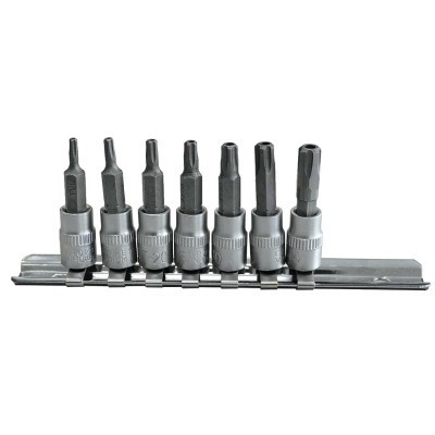 Conjunto de chaves de soquete metálicas montadas numa barra