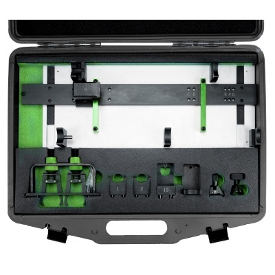 Estojo preto com ferramentas metálicas e de plástico pretas e verdes organizadas