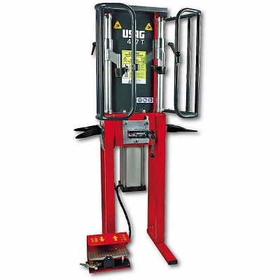 Elevador hidráulico para oficina mecânica vermelho e preto com indicação USAG 4T