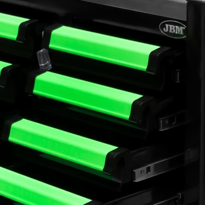 Caixa de ferramentas preta com gavetas com frentes verdes fluorescentes e logótipo JBM