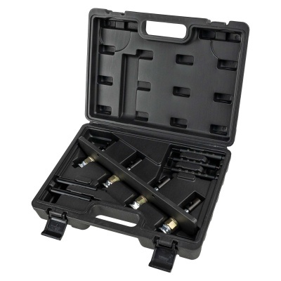 Mala preta aberta de plástico com ferramentas metálicas e parafusos